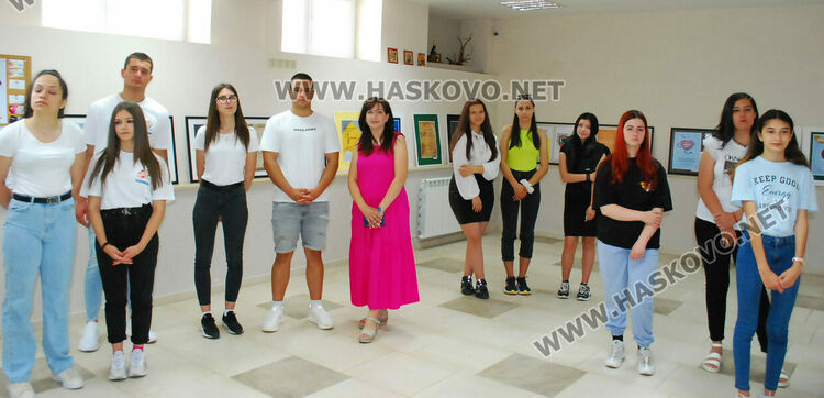 Гимназията по туризъм показа изложба с рекламна графика