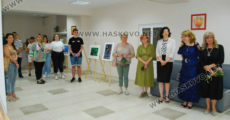 Гимназията по туризъм показа изложба с рекламна графика