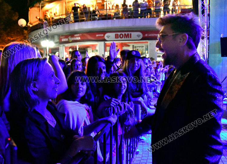 Стотици пяха и танцуваха с Innerglow и Миро пред театъра