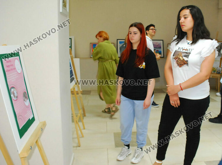 Гимназията по туризъм показа изложба с рекламна графика
