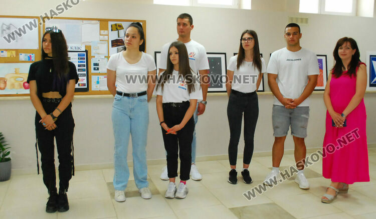 Гимназията по туризъм показа изложба с рекламна графика