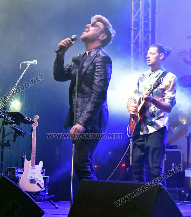 Стотици пяха и танцуваха с Innerglow и Миро пред театъра