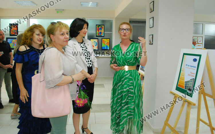 Гимназията по туризъм показа изложба с рекламна графика