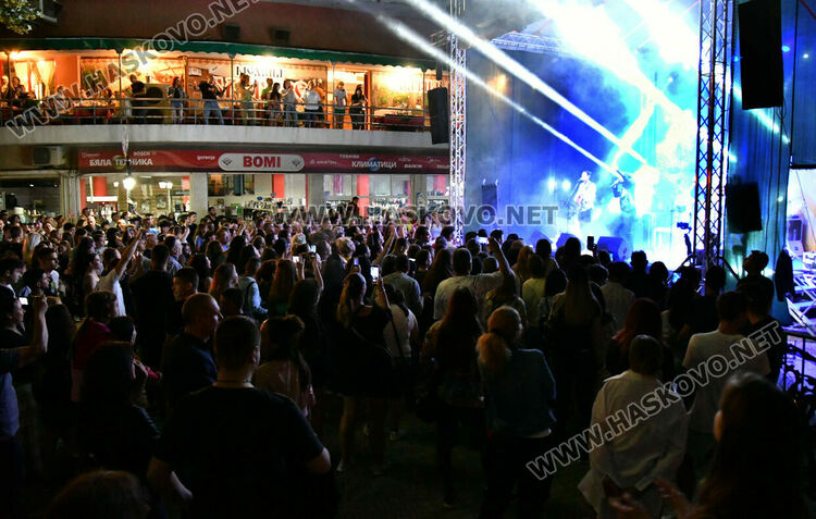 Стотици пяха и танцуваха с Innerglow и Миро пред театъра