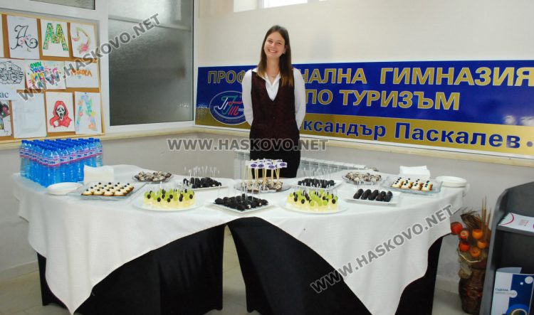 Гимназията по туризъм показа изложба с рекламна графика