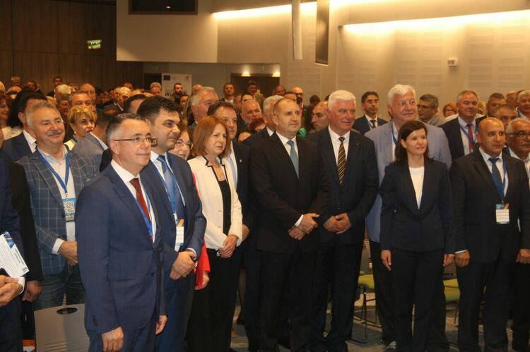 Президентът Радев към кметовете: Вие сте рекордьори, работихте със седем правителства!