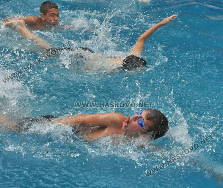 Спортът като превенция срещу дрогата събира децата от Хасково на плувен празник