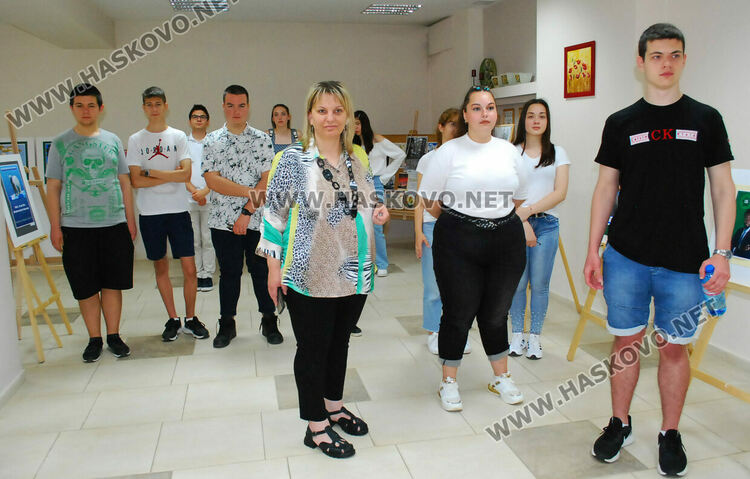 Гимназията по туризъм показа изложба с рекламна графика