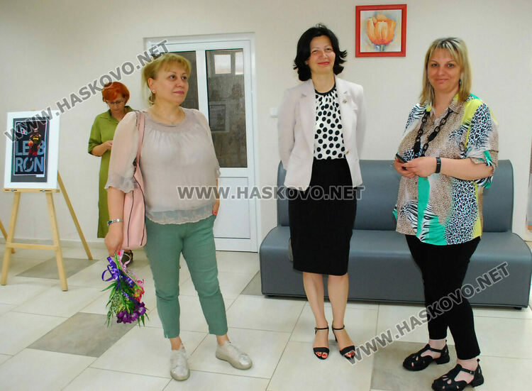 Гимназията по туризъм показа изложба с рекламна графика