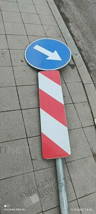 26-годишна дама зад волана помете знак в движение до "Бентонит"