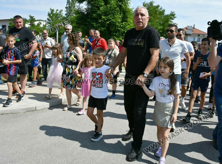 Отпечатък от левия крак на Стоичков и пластика, посветена на големия футболист, ознаменуваха 100 -годишнината на ФК “Хеброс“