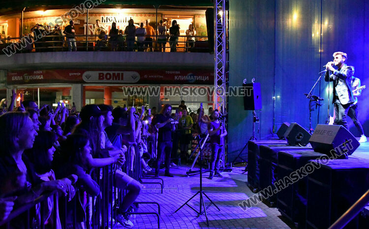 Стотици пяха и танцуваха с Innerglow и Миро пред театъра