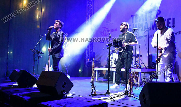 Стотици пяха и танцуваха с Innerglow и Миро пред театъра