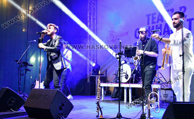 Стотици пяха и танцуваха с Innerglow и Миро пред театъра