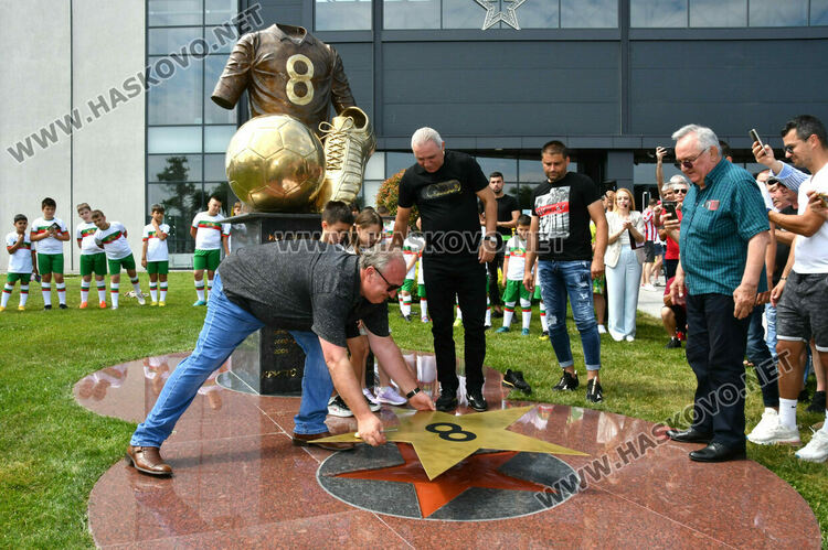 Отпечатък от левия крак на Стоичков и пластика, посветена на големия футболист, ознаменуваха 100 -годишнината на ФК “Хеброс“
