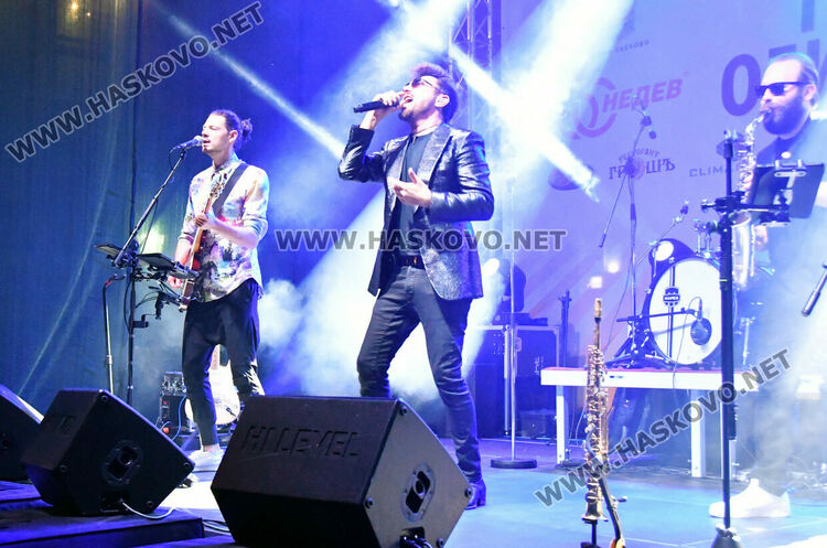 Стотици пяха и танцуваха с Innerglow и Миро пред театъра