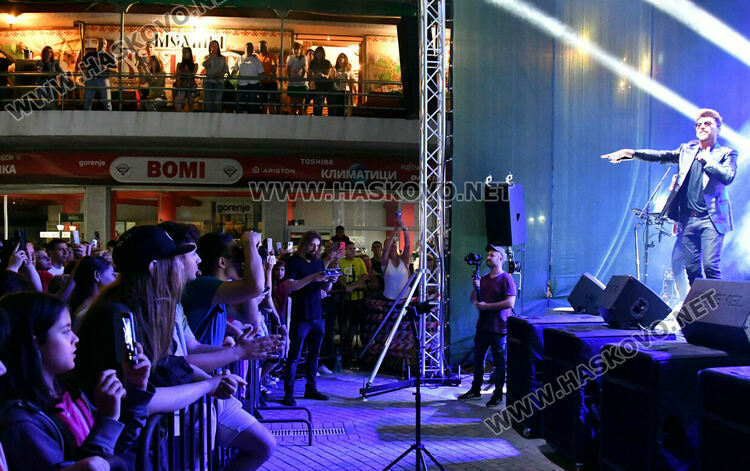 Стотици пяха и танцуваха с Innerglow и Миро пред театъра