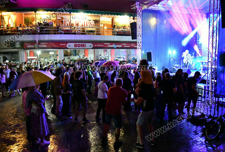 Стотици пяха и танцуваха с Innerglow и Миро пред театъра