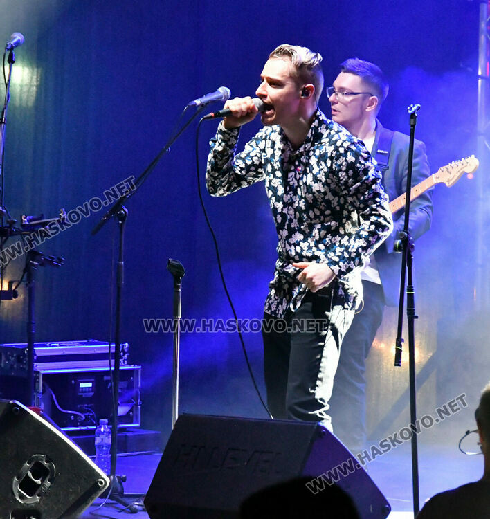 Стотици пяха и танцуваха с Innerglow и Миро пред театъра