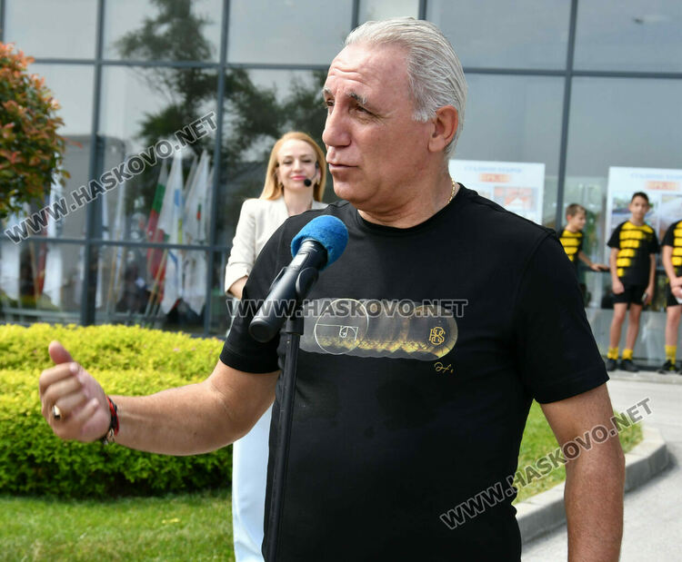 Отпечатък от левия крак на Стоичков и пластика, посветена на големия футболист, ознаменуваха 100 -годишнината на ФК “Хеброс“