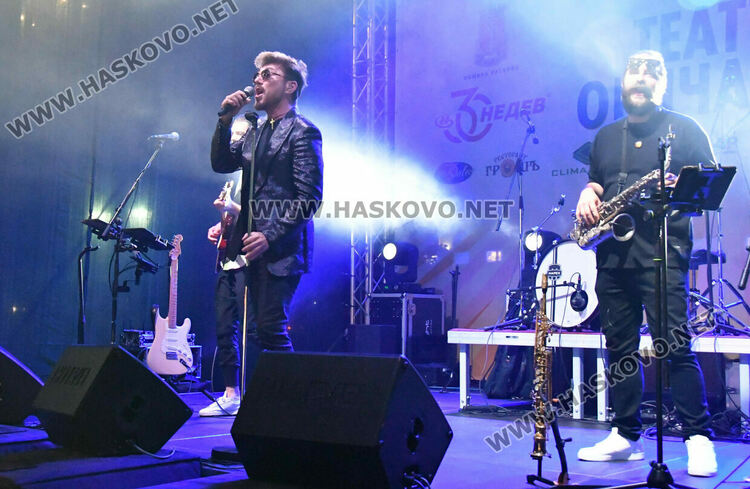 Стотици пяха и танцуваха с Innerglow и Миро пред театъра