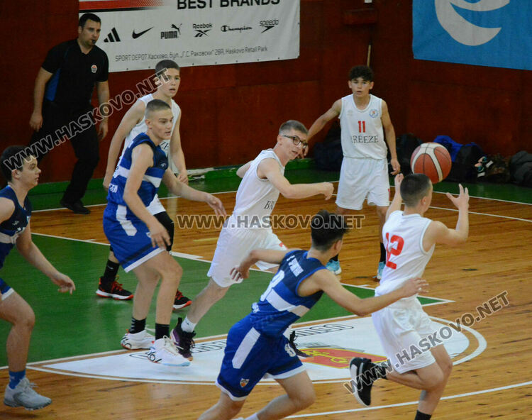 Тежък мач със загуба за младите баскетболисти на Хасково спря хода им към Националните финали