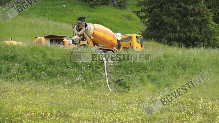 Бетоновозът на Рожен изсипва цимент през тръба далече от поляните, трупчийки обаче газят и "рисуват" коловози /Галерия/