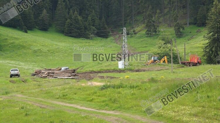 Бетоновозът на Рожен изсипва цимент през тръба далече от поляните, трупчийки обаче газят и "рисуват" коловози /Галерия/
