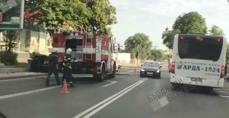     Катастрофа при „Лидл” в Кърджали,”Ауди” се блъсна в стълб