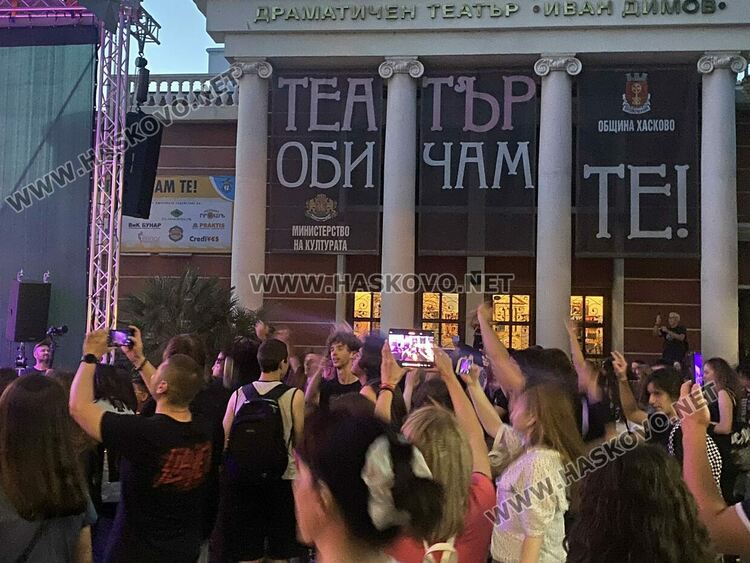 След рок разбиването, „Театър, обичам те!“ приветства Мила Роберт и „Молец“ тази вечер