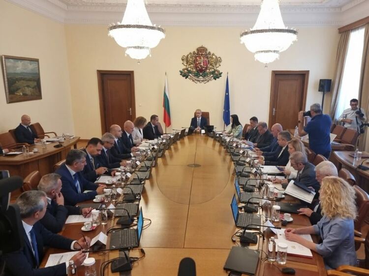 Правителството оттегля Програмата за инвестиции в отбраната до 2032 г., внесена в парламента от служебния кабинет