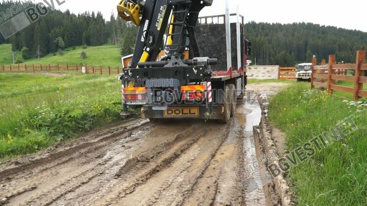 Бетоновозът на Рожен изсипва цимент през тръба далече от поляните, трупчийки обаче газят и "рисуват" коловози /Галерия/