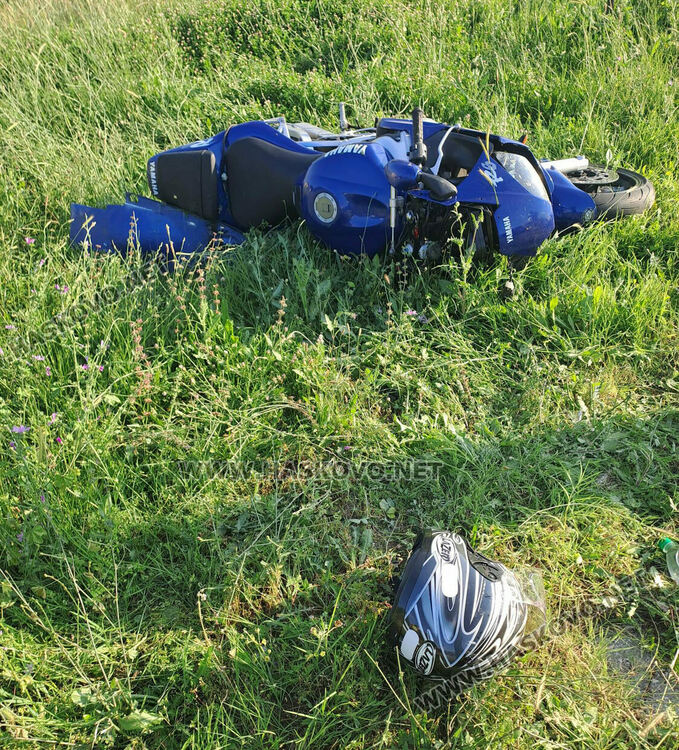 Моторист пострада при удар в кола