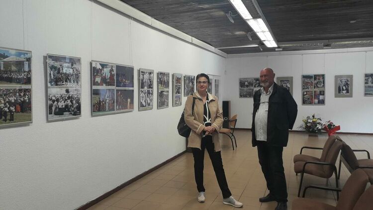 Сашо Сарандалиев разказва  във фотоизложба за Роженските събори през годините