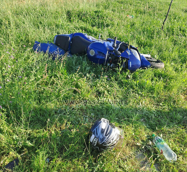 Моторист пострада при удар в кола