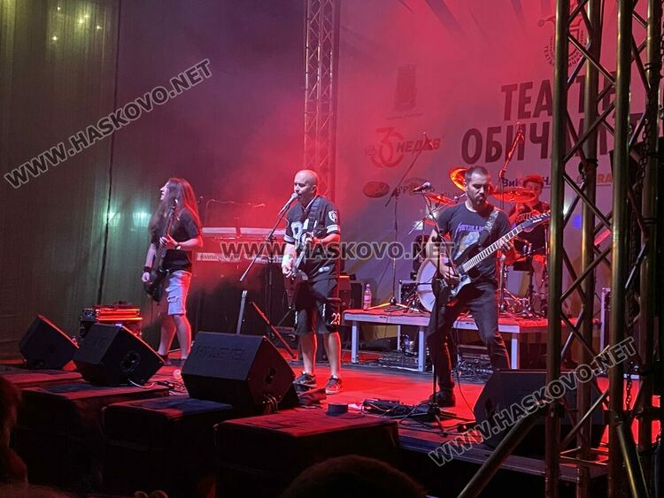 След рок разбиването, „Театър, обичам те!“ приветства Мила Роберт и „Молец“ тази вечер