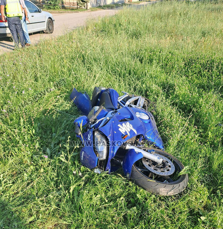 Моторист пострада при удар в кола