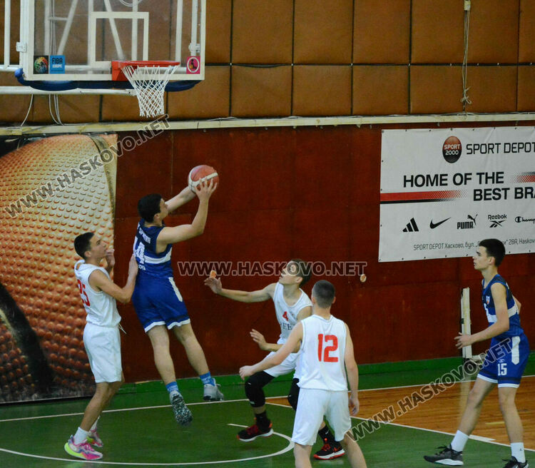 Тежък мач със загуба за младите баскетболисти на Хасково спря хода им към Националните финали