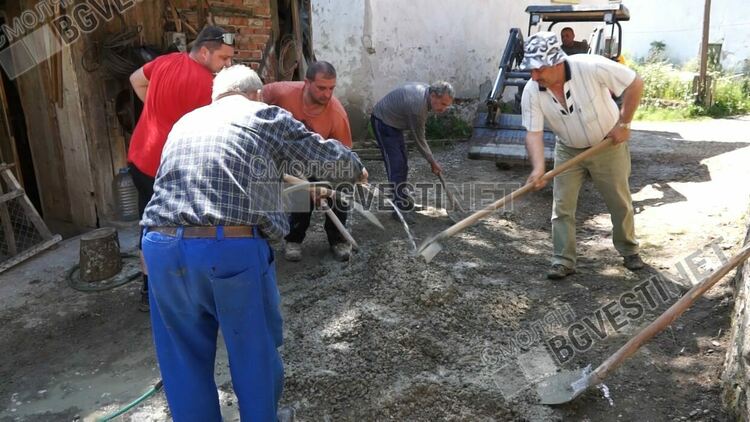 Забравените! В смолянско село сами си кърпят дупките по пътищата с бетон