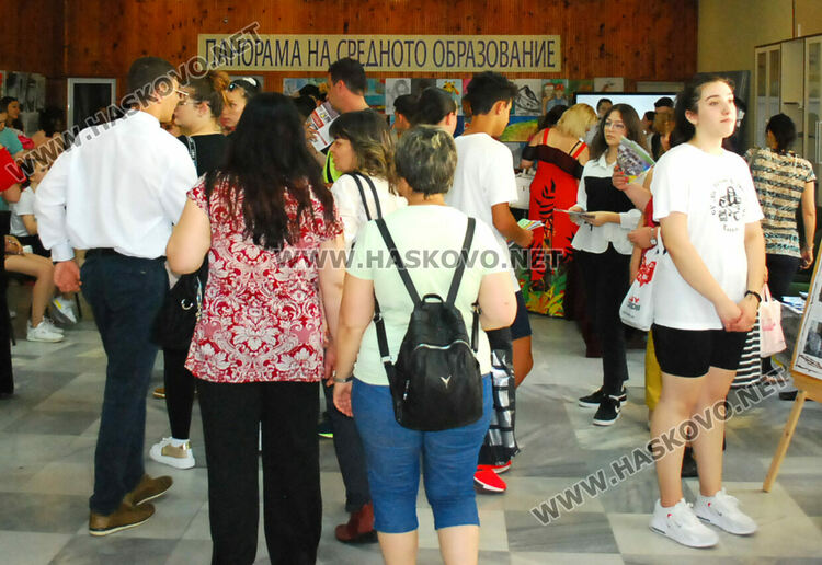 Училища представиха иновации, дейности и специалности в Хасково