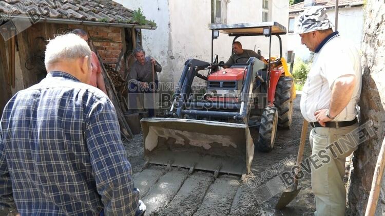 Забравените! В смолянско село сами си кърпят дупките по пътищата с бетон