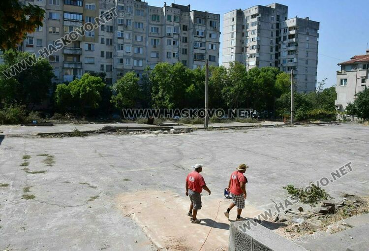 Така изглеждаше теренът при започването на ремонта