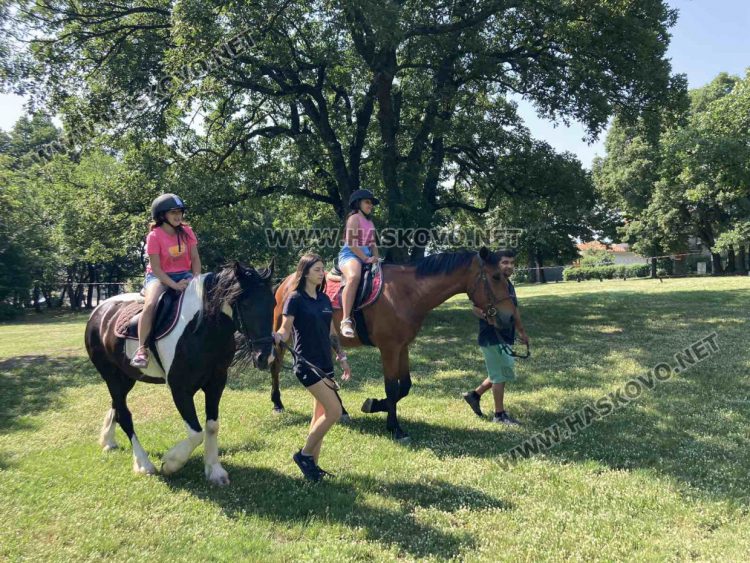 Предпразнично Еньовден в Хасково започна с конна езда за деца 