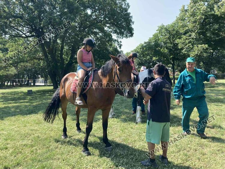 Предпразнично Еньовден в Хасково започна с конна езда за деца 