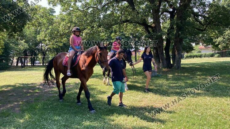 Предпразнично Еньовден в Хасково започна с конна езда за деца 