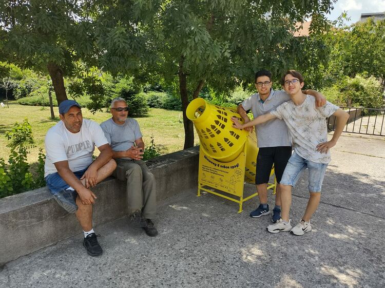 Преместиха шишеяда в парка до Езиковата гимназия в Хасково