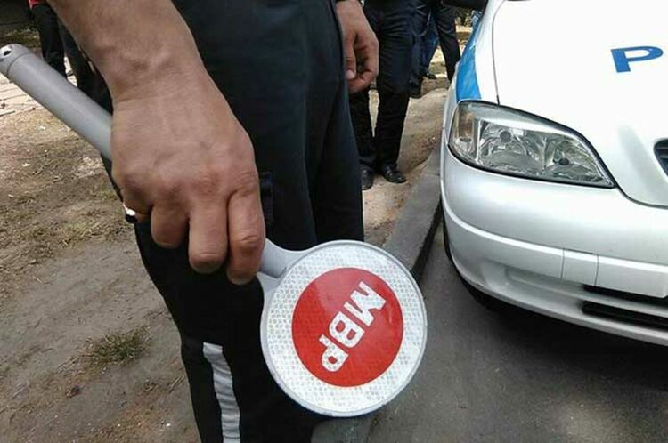 Иззеха млечни продукти и перилни препарати от автобус