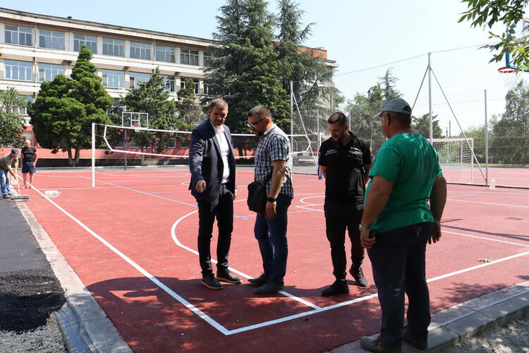 ОУ „Любен Каравелов“ с нова зона за спорт на открито