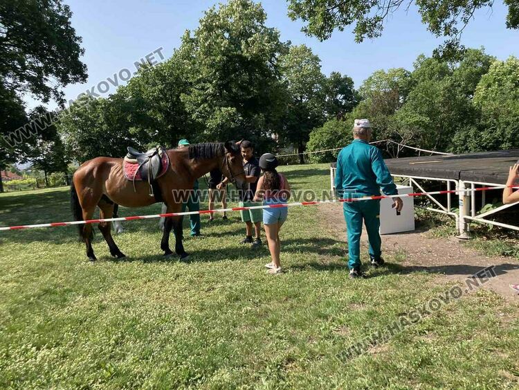 Предпразнично Еньовден в Хасково започна с конна езда за деца 