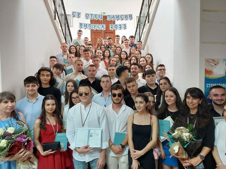На камерно тържество в "Паисий" връчиха дипломите на Випуск 2023